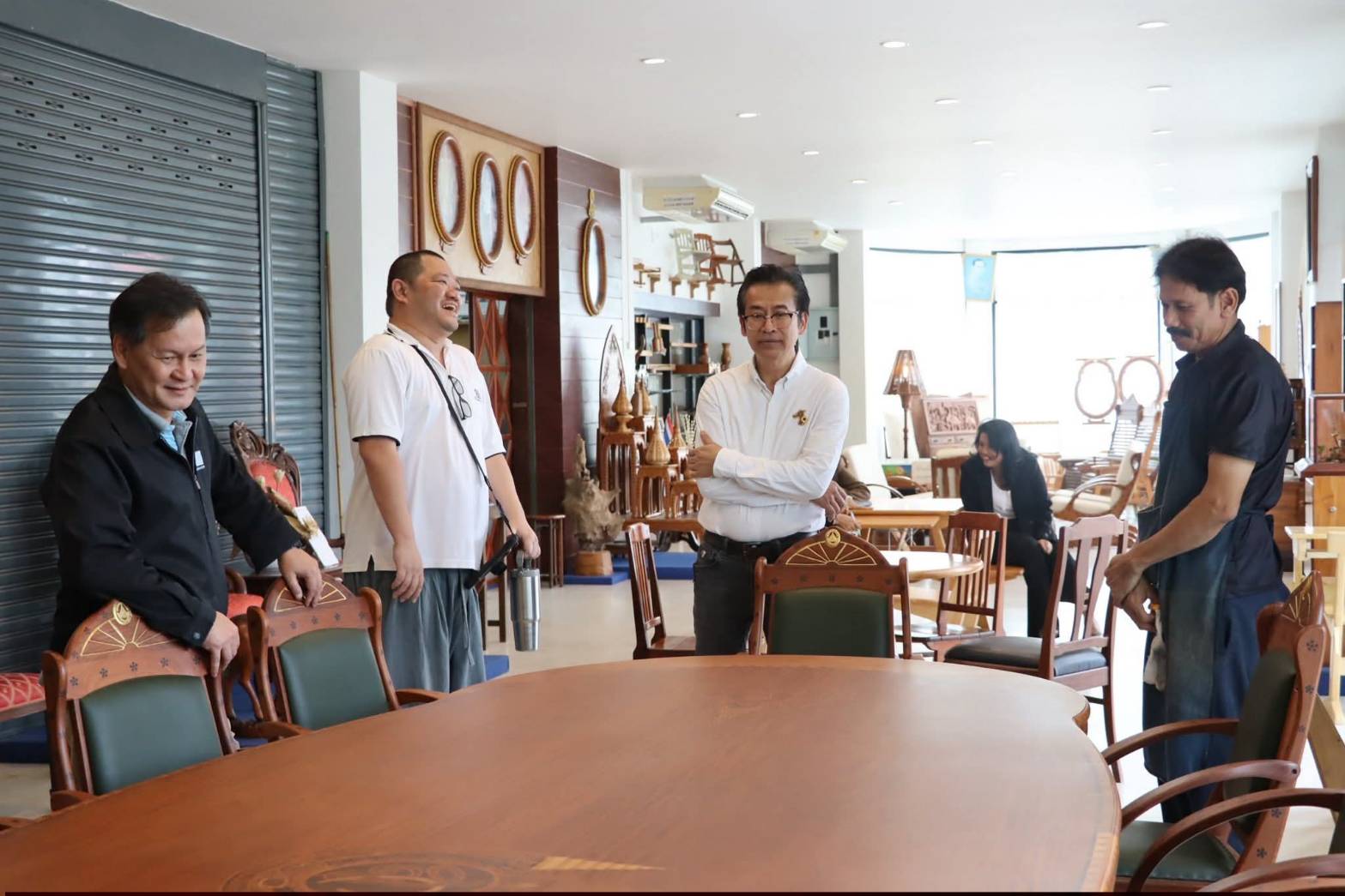 title - ผู้อำนวยการศูนย์ส่งเสริมและพัฒนาอาชีพเสริมนอกภาคการเกษตร ให้การต้อนรับคณะเจ้าหน้าที่กระทรวงทรัพยากรธรรมชาติและสิ่งแวดล้อม เยี่ยมชมสถานที่ ศพส. และแผนกฝึกอบรมทั้ง 12 แผนก